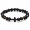 Bransoletka z czarnych koralików i krzyżykiem.