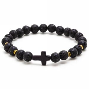 Bransoletka z czarnych koralików i krzyżykiem.
