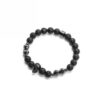 Czarna bransoletka z koralików z motywem czaszki.