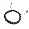 Bransoletka z czarnych koralików i regulowanym zapięciem.