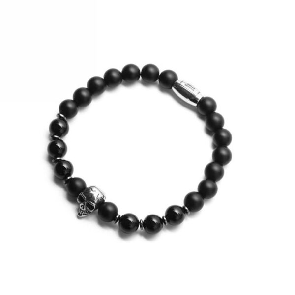 Bransoletka z czarnymi koralikami i metalową czaszką.