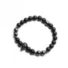 Bransoletka z czarnych koralików z czaszką.