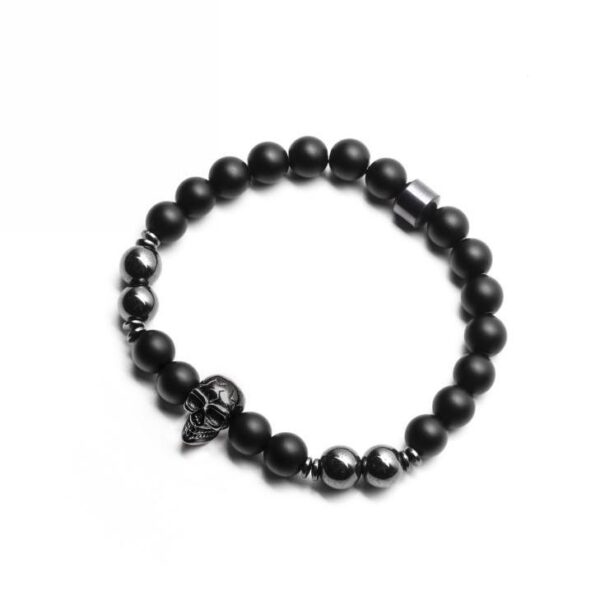 Bransoletka z czarnych koralików z czaszką.