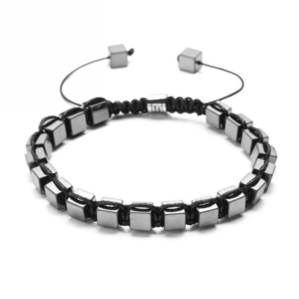 Bransoletka z szarych metalowych klocków na czarnym sznurku.