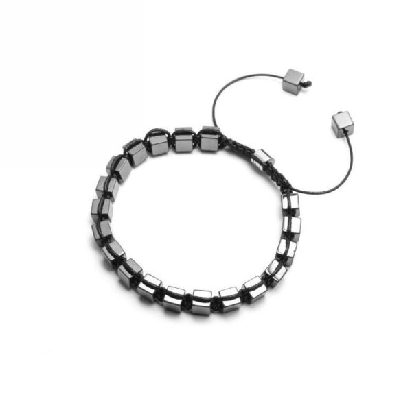 Bransoletka z kwadratowymi metalowymi koralikami.