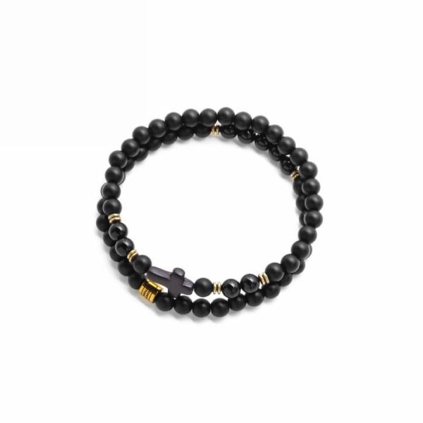 Czarny, podwójny naszyjnik z koralików ze złotymi akcentami.