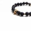 Bransoletka z czarnych koralików i złotą czaszką