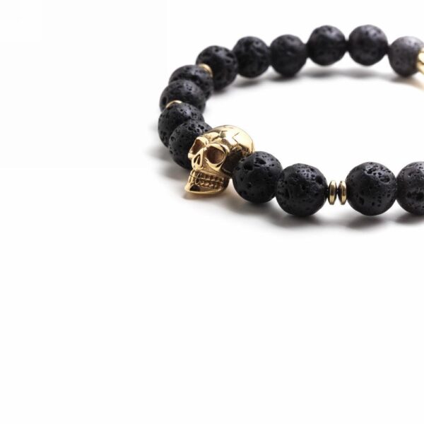 Bransoletka z czarnych koralików i złotą czaszką