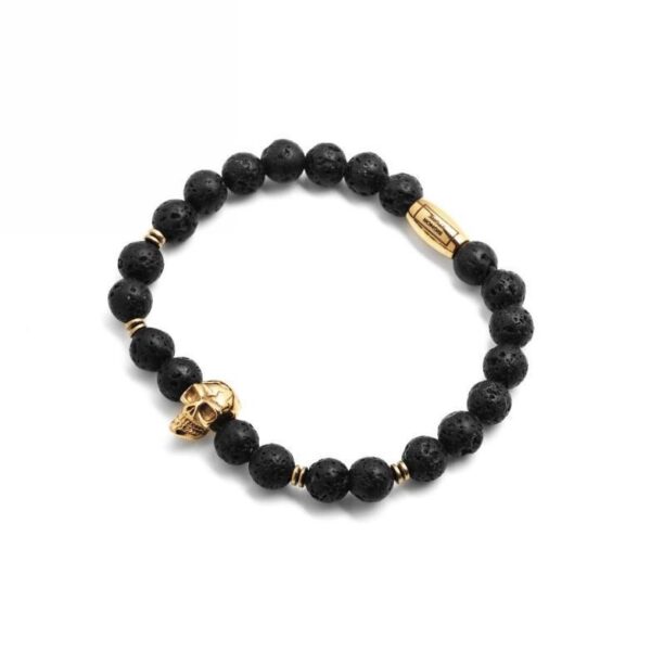 Bransoletka z czarnych koralików z motywem złotej czaszki.