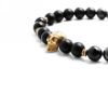 Bransoletka z czarnymi koralikami i złotą czaszką