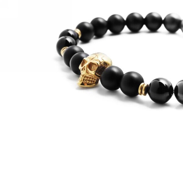 Bransoletka z czarnymi koralikami i złotą czaszką