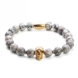 Bransoletka z szarymi koralikami i złotą czaszką.