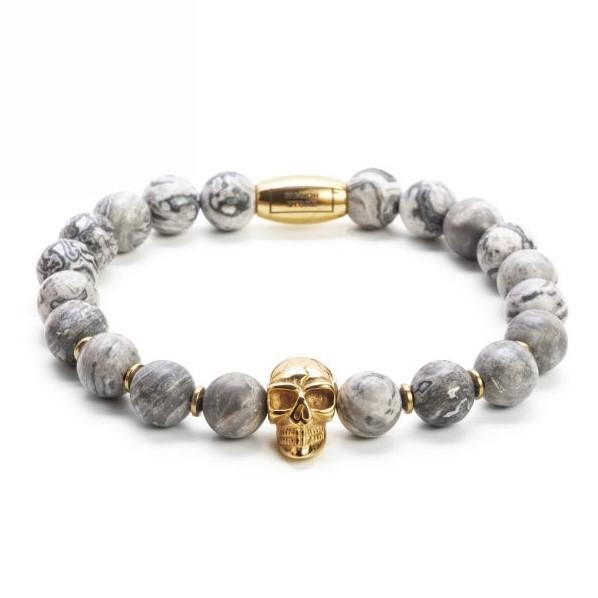 Bransoletka z szarymi koralikami i złotą czaszką.