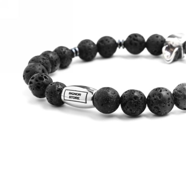 Bransoletka z czarnych koralików z metalową wstawką.