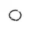 Czarna bransoletka z kamieni z motywem czaszki.