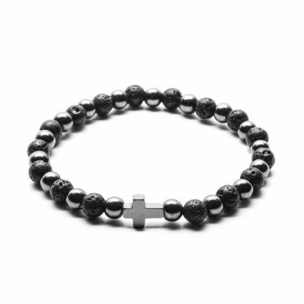 Bransoletka z czarnymi koralikami i krzyżem.
