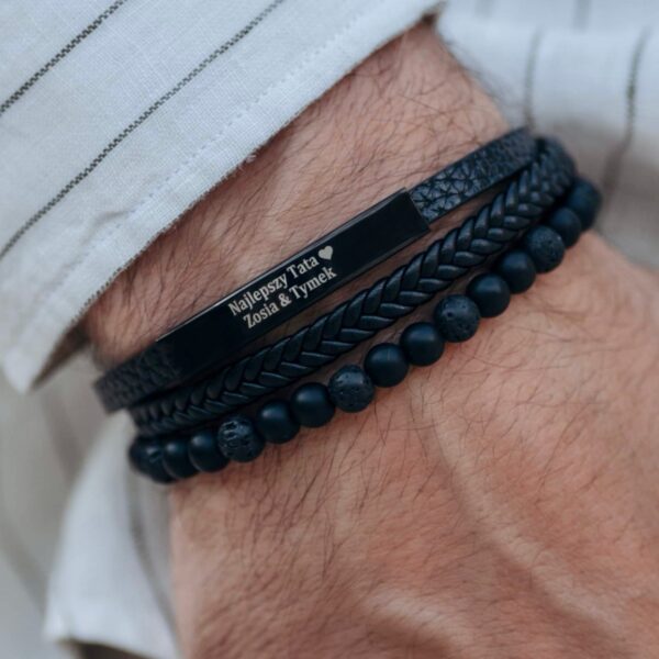 Męska ręka z czarną bransoletką z napisem Najlepszy Tata Zosia & Tymek.