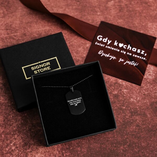 { "alt": "Elegancka czarna zawieszka w pudełku z napisem 'Ukradłeś moje serce. Wiesz co należy robić, żeby je nie zgubić.' i kartka z napisem 'Gdy kochasz, świat zmienia się na zawsze. Dziękuję, że jesteś!' na czerwonym tle", "title": "Zawieszka w pudełku z romantycznym cyt