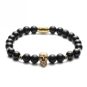 Bransoletka z czarnymi koralikami i złotą czaszką.