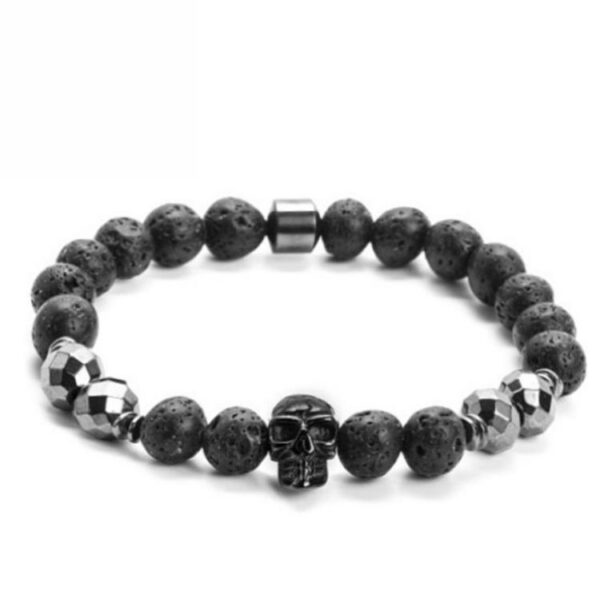 Bransoletka z czarnych koralików i czachą.