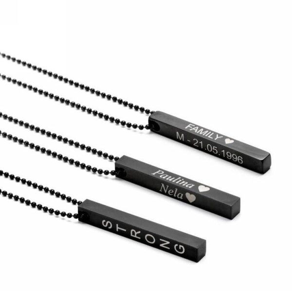 Trzy czarne naszyjniki z wygrawerowanymi napisami i serduszkami.