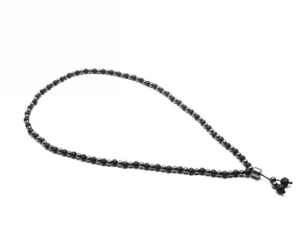 Czarny naszyjnik z koralików na białym tle.