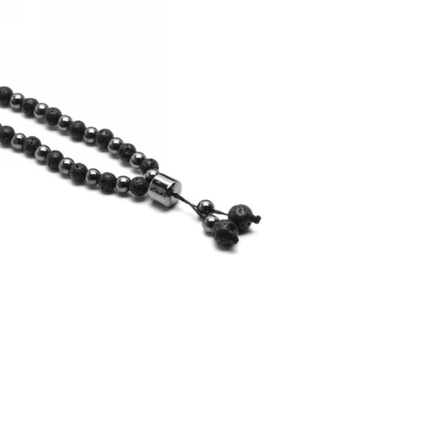 Czarno-szary naszyjnik z kulkami z kamieni lawy i metalu na białym tle.