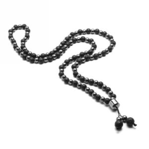 Czarny naszyjnik z kulek na białym tle.