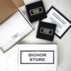 Pudełka z logo Signor Store i kartka z wiadomością.
