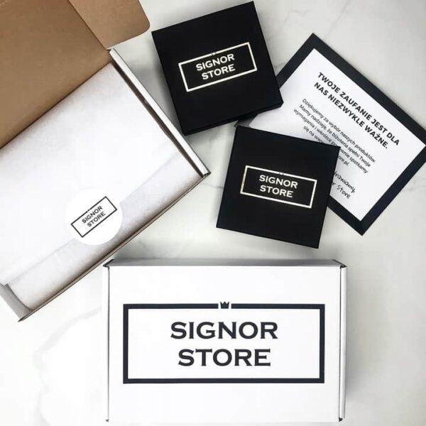 Pudełka z logo Signor Store i kartka z wiadomością.