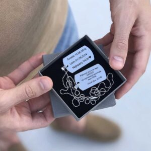 Naszyjnik z pamiątkowymi zawieszkami, na których są napisane daty i dedykacje związane z Dniem Ojca.