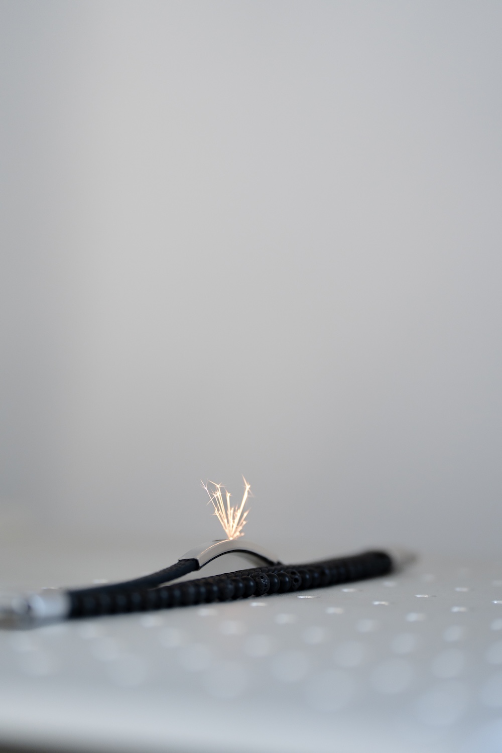 Zbliżenie na bransoletkę z iskrzącymi elementami dekoracyjnymi.