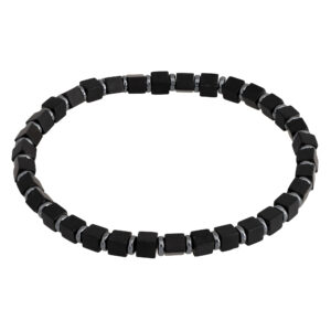 Naszyjnik z czarnych kwadratowych koralików.
