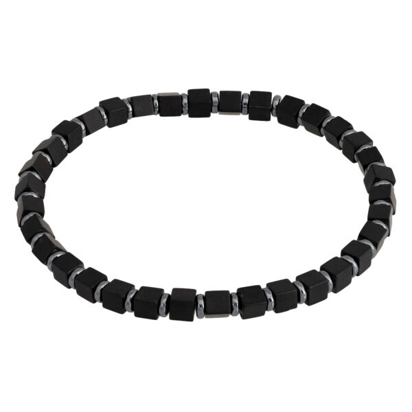 Naszyjnik z czarnych kwadratowych koralików.