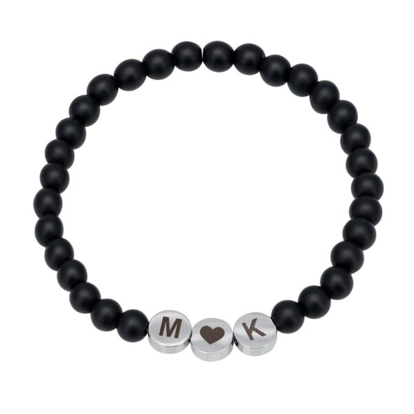 Czarna bransoletka z koralikami i metalowymi elementami z literami M, sercem i K.