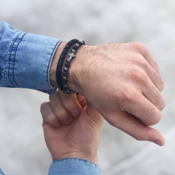 Osoba nosząca dwie bransoletki na ręku.