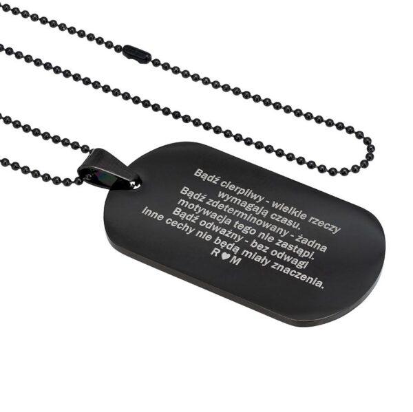 Czarna zawieszka z motywacyjnym napisem na srebrnym łańcuszku.