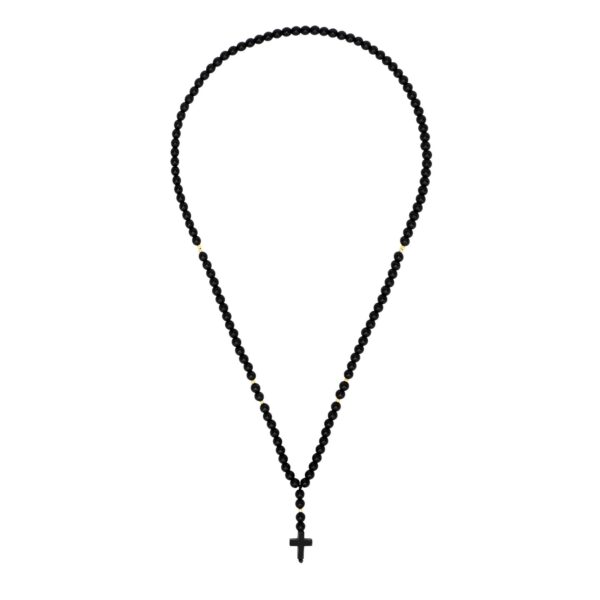 Czarne paciorki z krzyżem na białym tle.