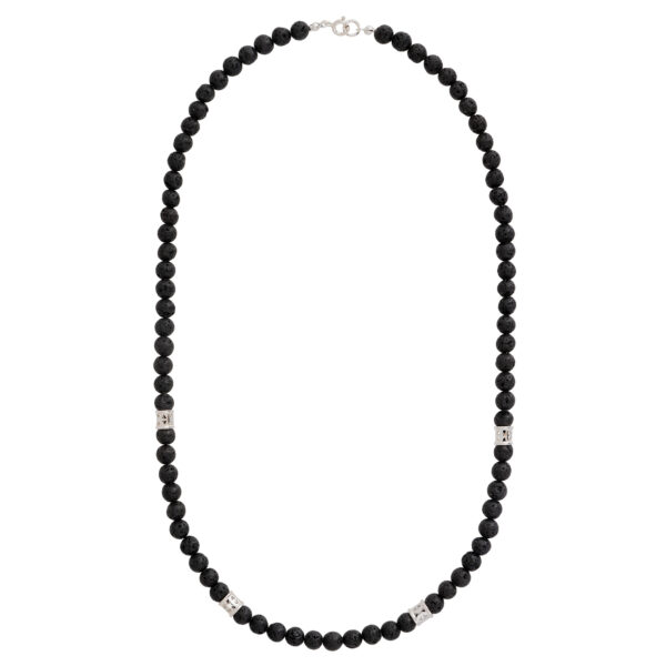 Naszyjnik z czarnymi koralikami i srebrnymi elementami.