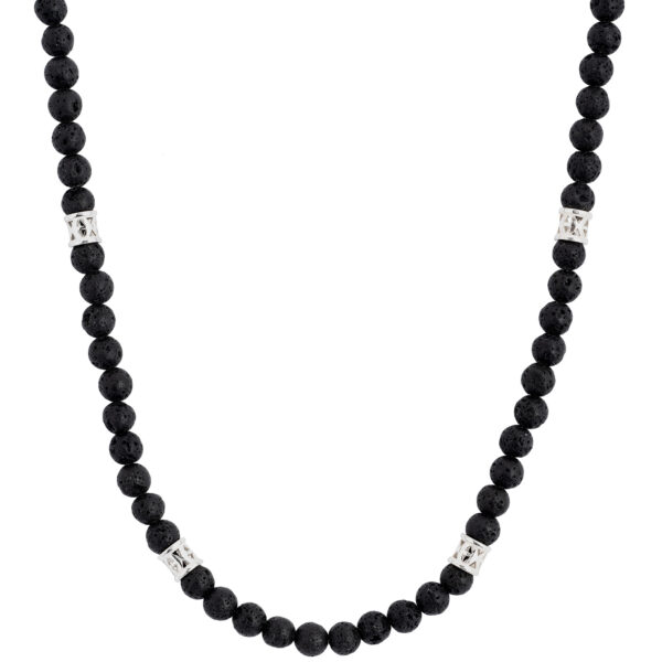 Naszyjnik z czarnych koralików z metalowymi akcentami.