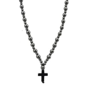 Naszyjnik z metalowymi kulkami i czarnym krzyżykiem.