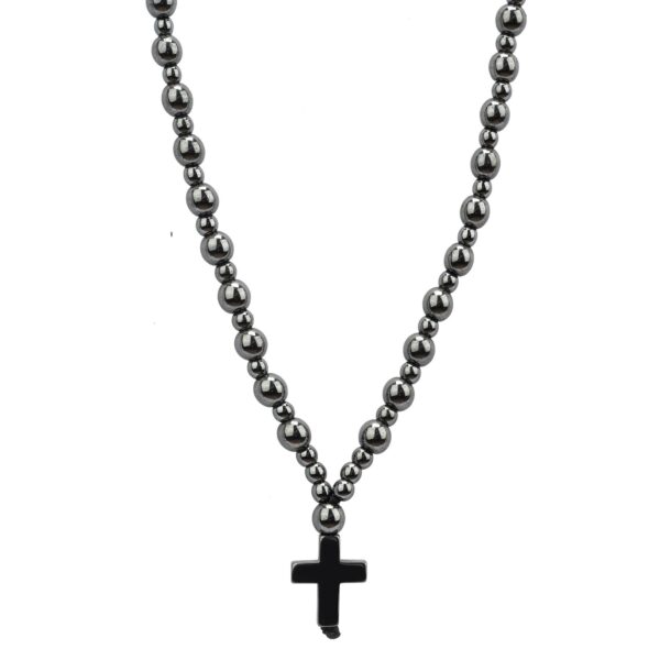 Naszyjnik z metalowymi kulkami i czarnym krzyżykiem.