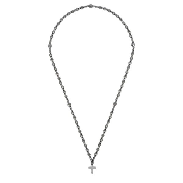 Srebrny naszyjnik z krzyżykiem wykonany z koralików.