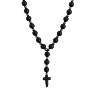 Czarny różaniec z koralików z krzyżykiem.