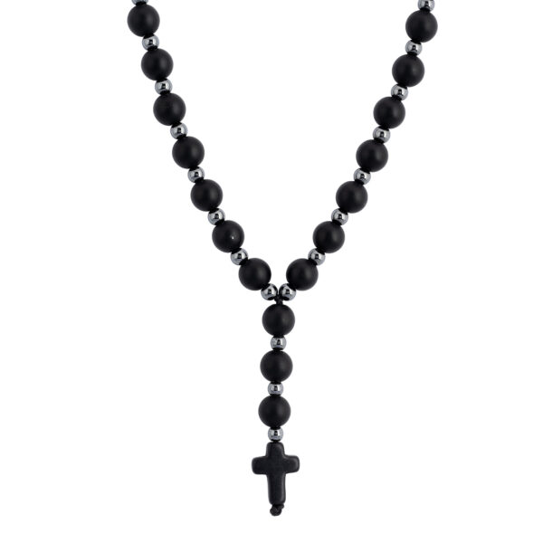 Czarny różaniec z koralików z krzyżykiem.