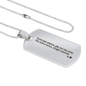 Srebrny naszyjnik z grawerowanym napisem: 'Życie jest piękne, gdy żyć się umie. Gdy jedno serce, drugie rozumie.'