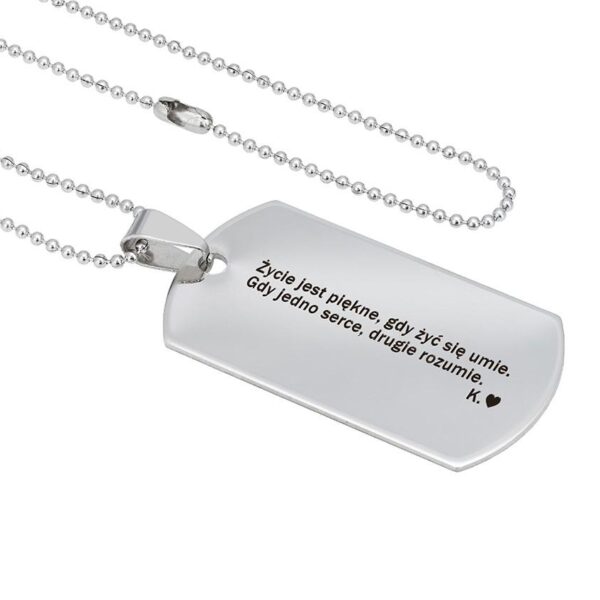 Srebrny naszyjnik z grawerowanym napisem: 'Życie jest piękne, gdy żyć się umie. Gdy jedno serce, drugie rozumie.'
