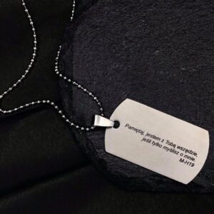 Naszyjnik z tabliczką z grawerem: Pamiętaj, jestem z Tobą wszędzie, jeśli tylko myślisz o mnie. M-H19