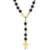Naszyjnik z czarnymi koralikami i złotym krzyżem.