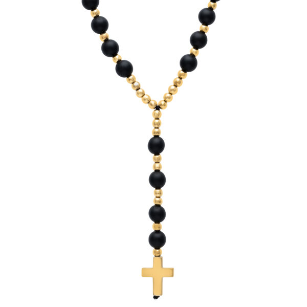 Naszyjnik z czarnymi koralikami i złotym krzyżem.